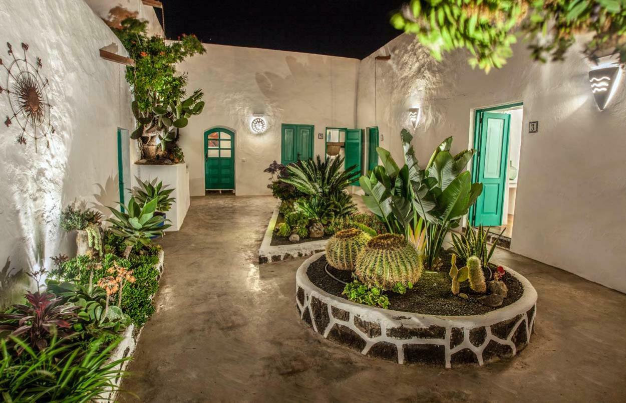 Los Lirios Hotel Rural - Adults Only 蒂亚斯 外观 照片
